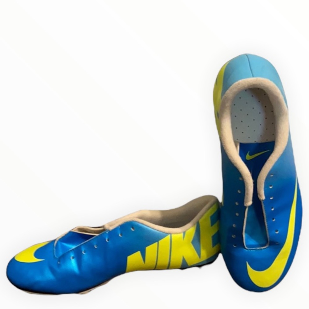Nike soccer cleats size 9